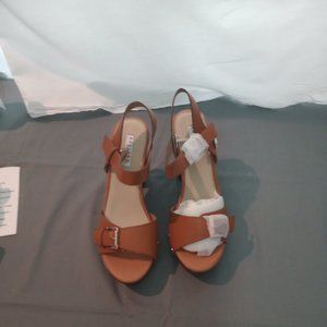 A pair of tan size 8 Kayleen by Los Angeles